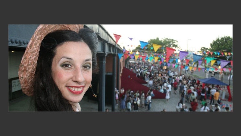Banderines de colores decoran la noche de kermesse en La Isla.
