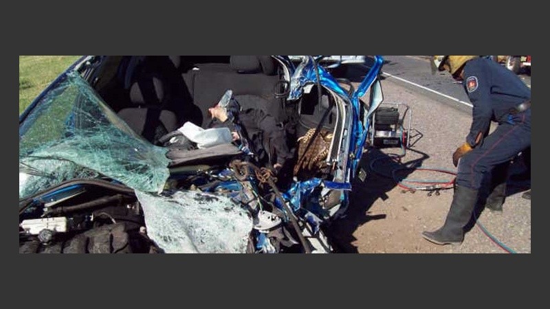 Los daños sufridos por el Peugeot 206 dan cuenta de la gravedad del impacto (Télam).