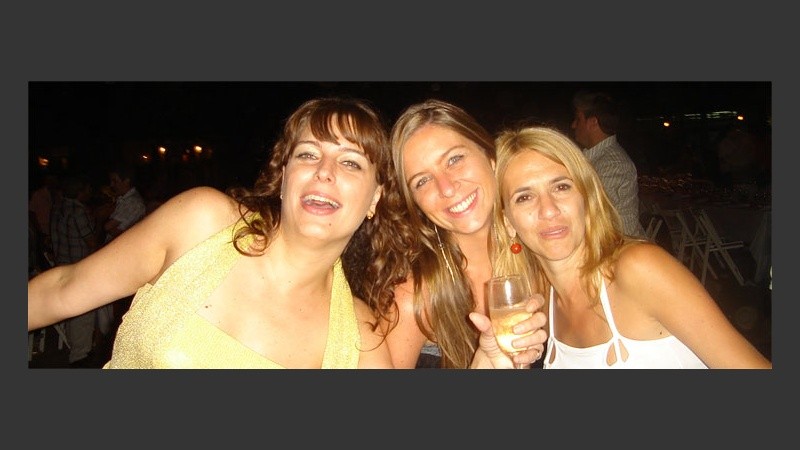 De muy buen humor, las chicas brindaron.