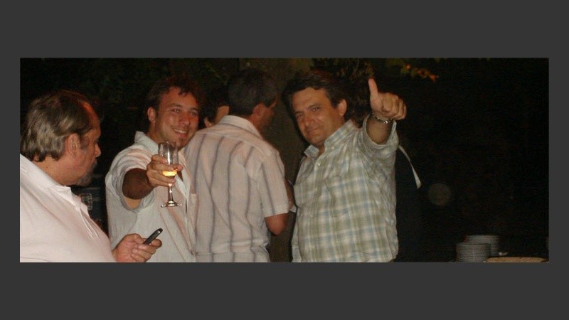 Lotuf, pulgar en alto. La pasó bien en la despedida de año.