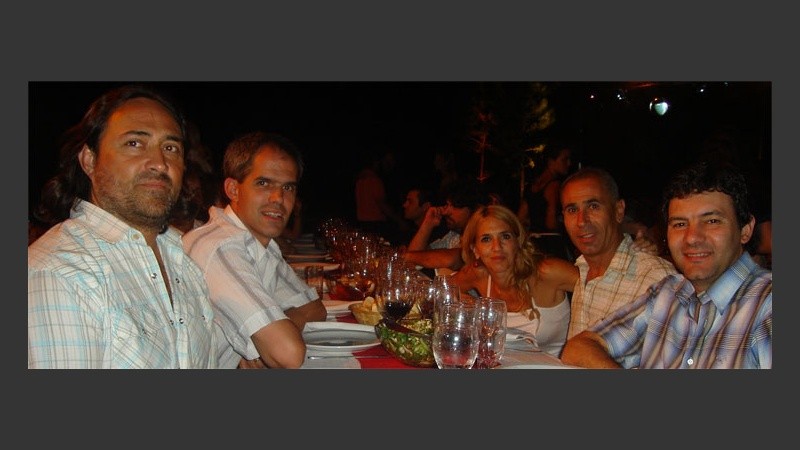 Sonrisas para la foto, mientras se esperaba la comida.