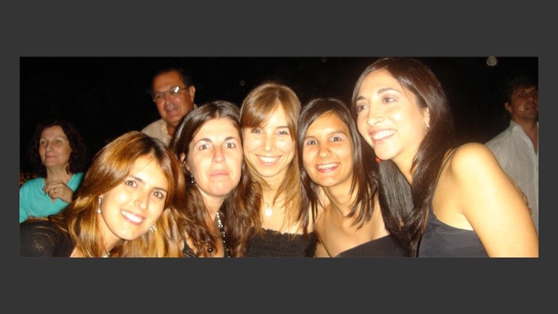 Las chicas de negro se lucieron en la pista.