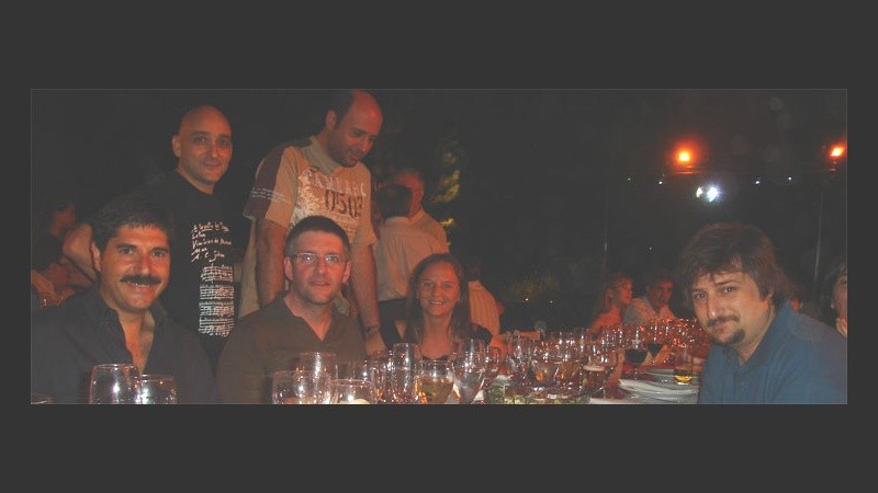 Novaresio y equipo. La gente de Radio 2 copó varias mesas.