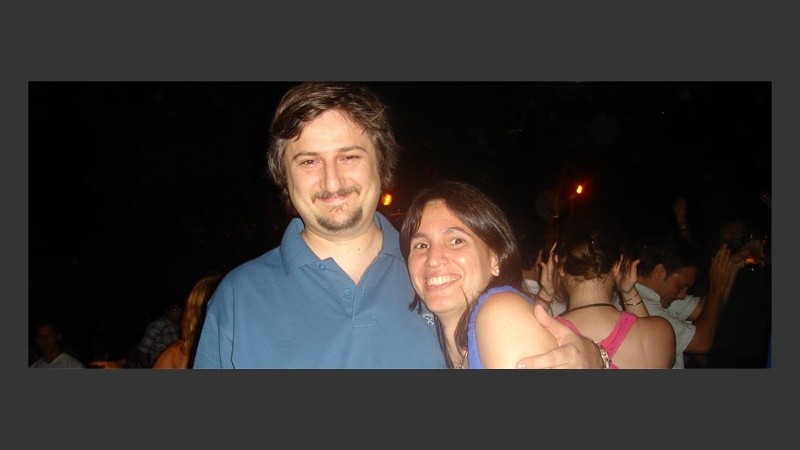 Sonrisas de una pareja que bailó desde que empezó hasta que terminó la fiesta.