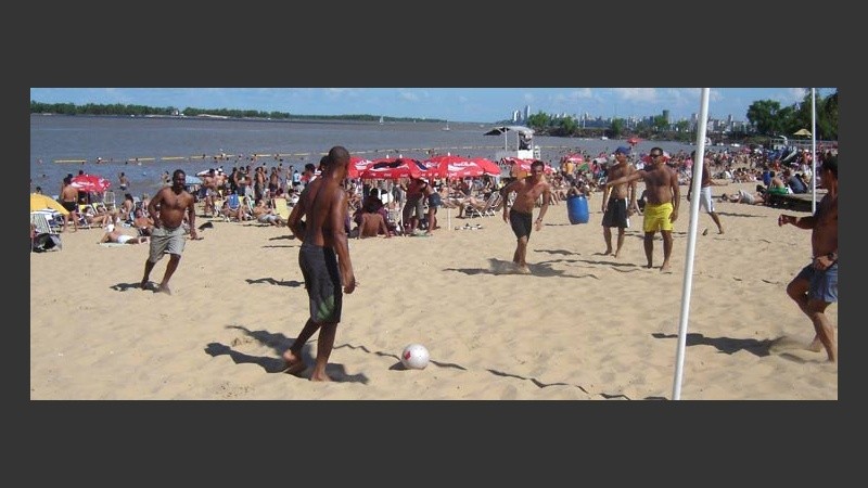 Fútbol playa carioca: integrantes de la Armada de Brasil en su día libre.