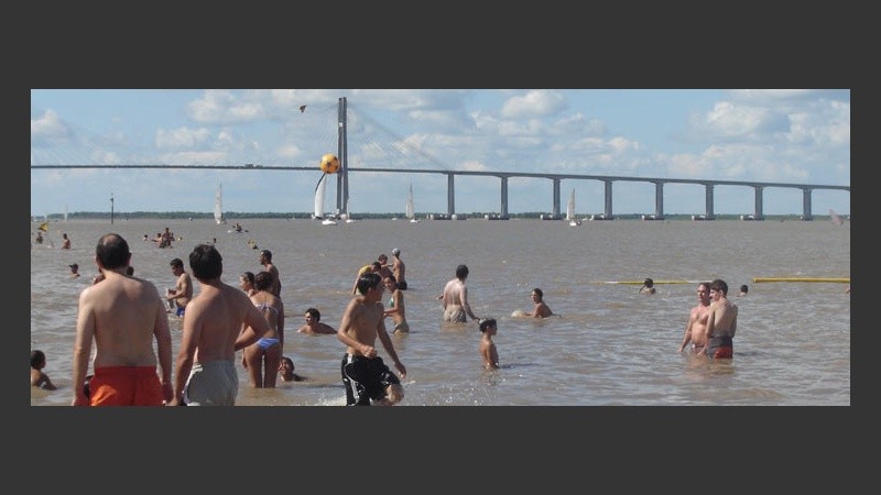 La famosa (y a veces molesta) pelota de los chicos se hizo presente.