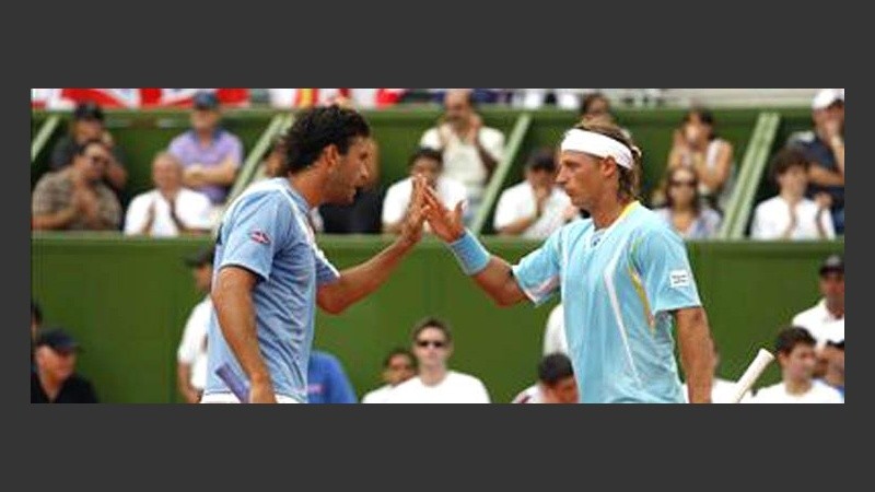 avid y José festejan uno de los puntos de la victoria de este sábado (EFE).