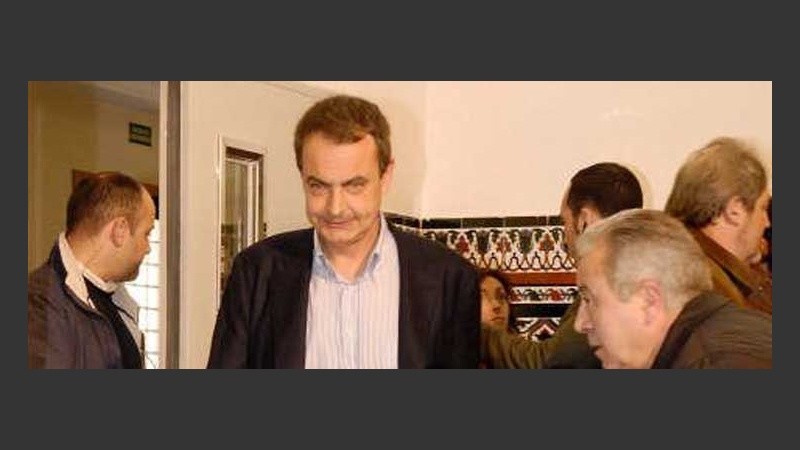 Rodríguez Zapatero se retira de una escuela de Madrid tras emitir su sufragio (Télam).