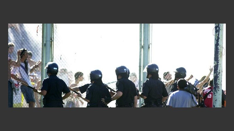 La Policía debió reprimir a los furiosos hinchas de Vélez