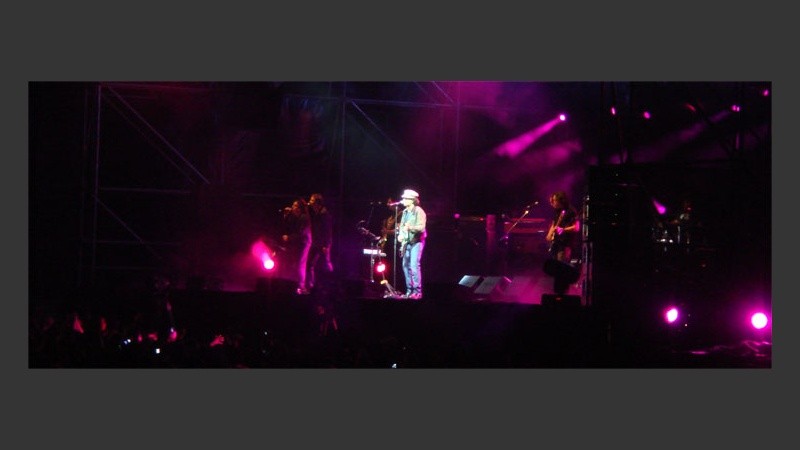 El Camping Municipal se llenó de fans y Calamaro respondió con toda su energía.