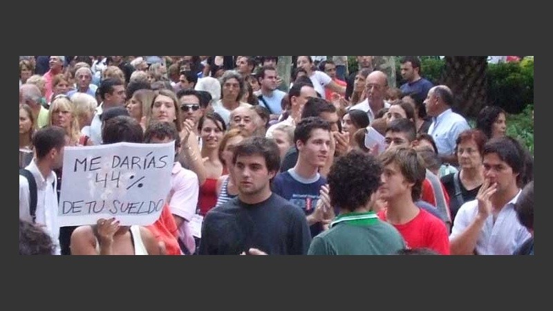 Carteles y pancartas también sirvieron para manifestar el descontento.