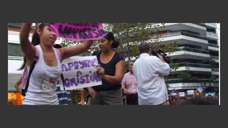 Algunos pocos se expresaron a favor de la presidenta.