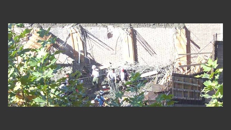 El derrumbe desde arriba, en la foto que envió Belén a Rosario3.com.