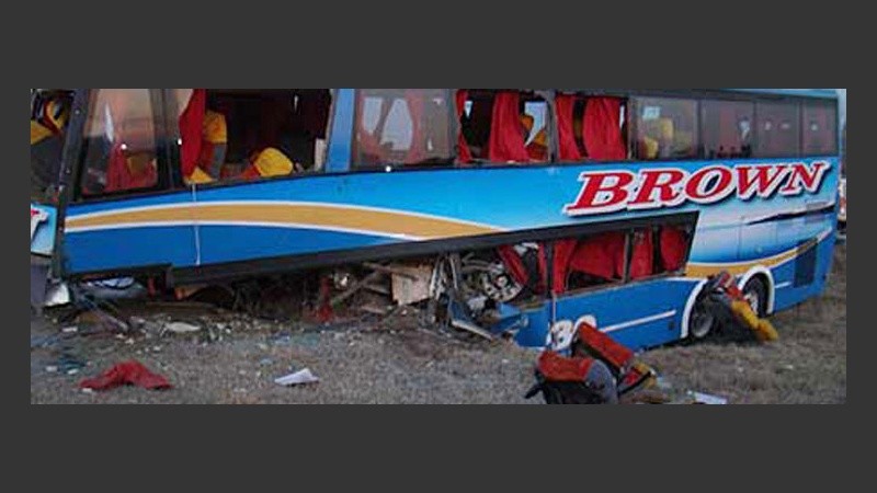 Tras el choque, el micro se incrustó en un terraplén (Sunchaleshoy.com).