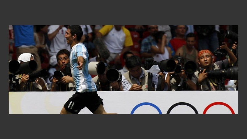 Di María festeja el gol, que llegó tras un ajustado pase de la Pulga.