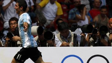 Di María festeja el gol, que llegó tras un ajustado pase de la Pulga.