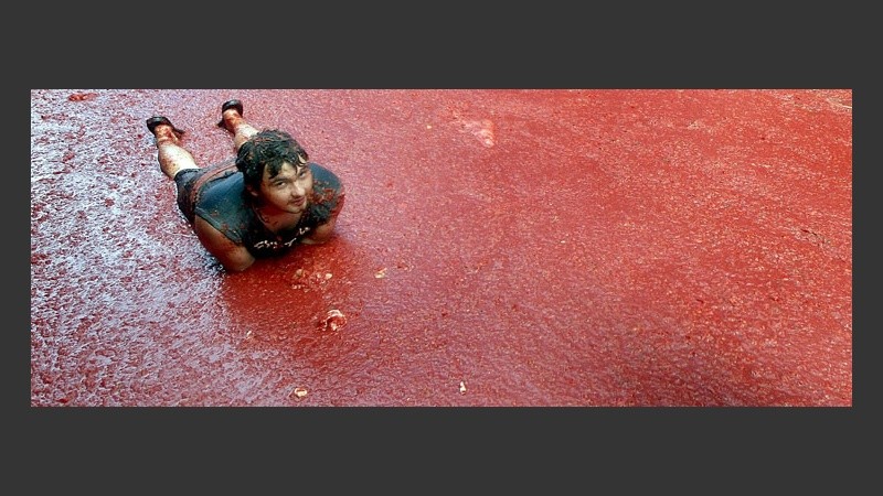 Curiosos, periodistas y fotógrafos: nadie se salvó de los tomates.