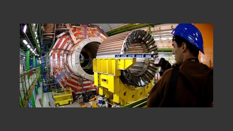 Un operario trabaja en el gigantesco aparato.