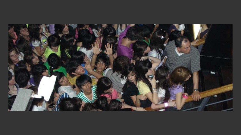 Todos desesperados por conseguir una foto con sus ídolos.