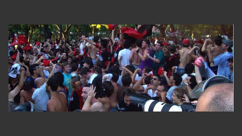 Unos mil socios se quedaron en el parque para festejar la victoria