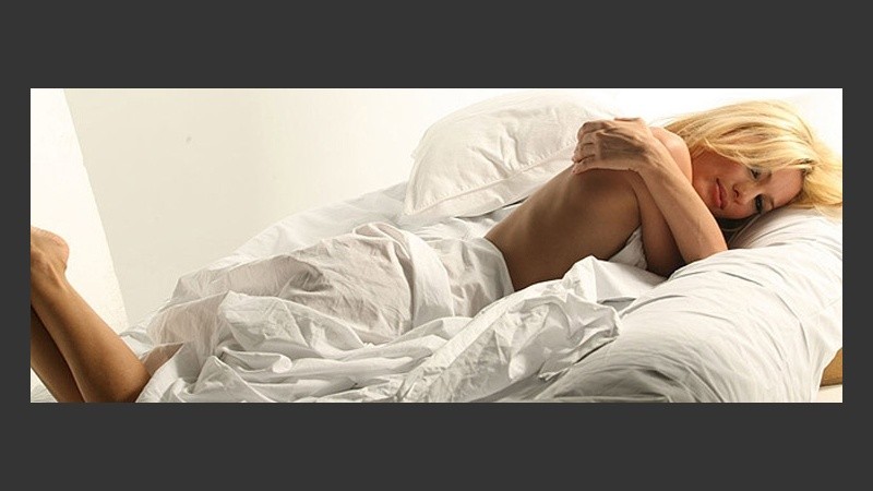 La ahora rubia Ardohain, sensual entre sábanas.