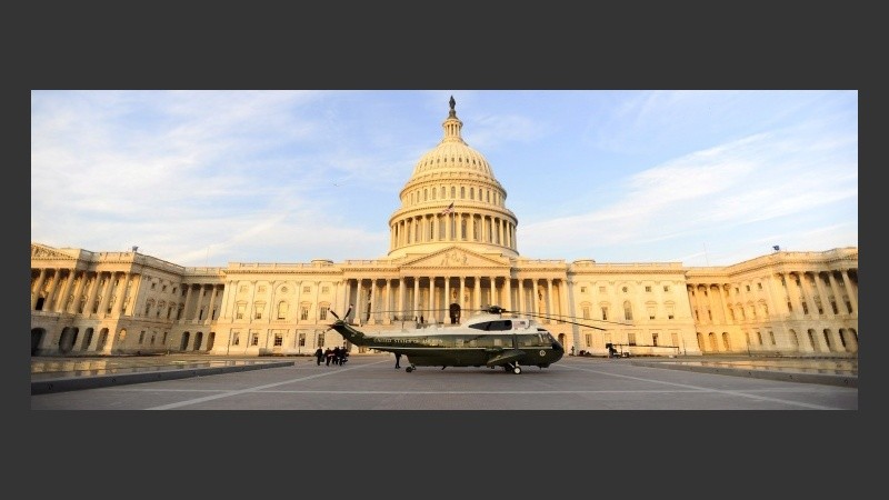 Antes de la asunción, un helicóptero espera a Bush frente al Capitolio.