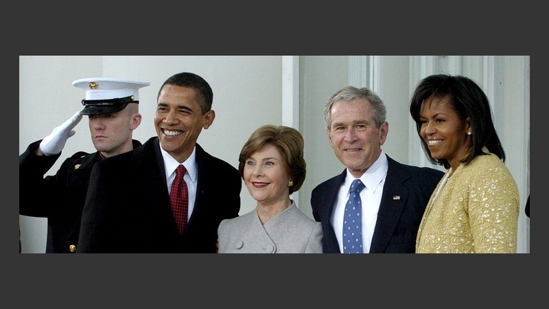 El presidente saliente y el nuevo mandatario posan junto a sus esposas.