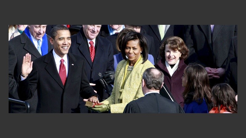 El presidente electo jura su cargo sobre la Biblia de Abraham Lincoln.