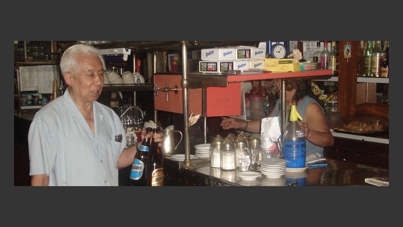 Roberto, hijo del dueño, está en el comercio desde los nueve años.