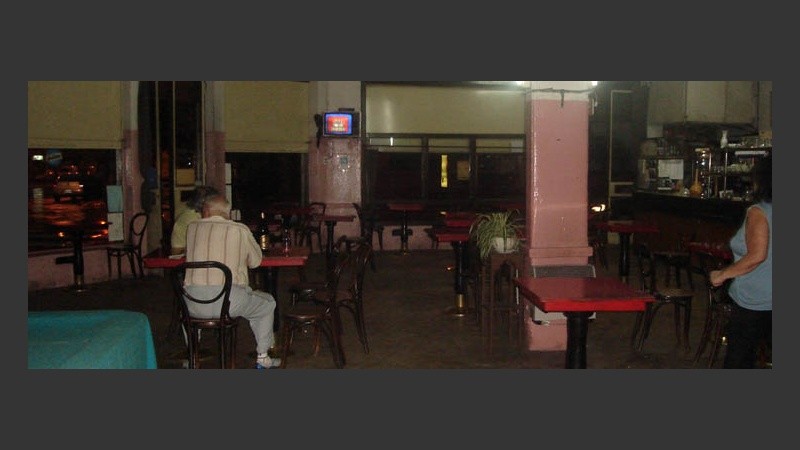 El televisor es el único elemento moderno del lugar.