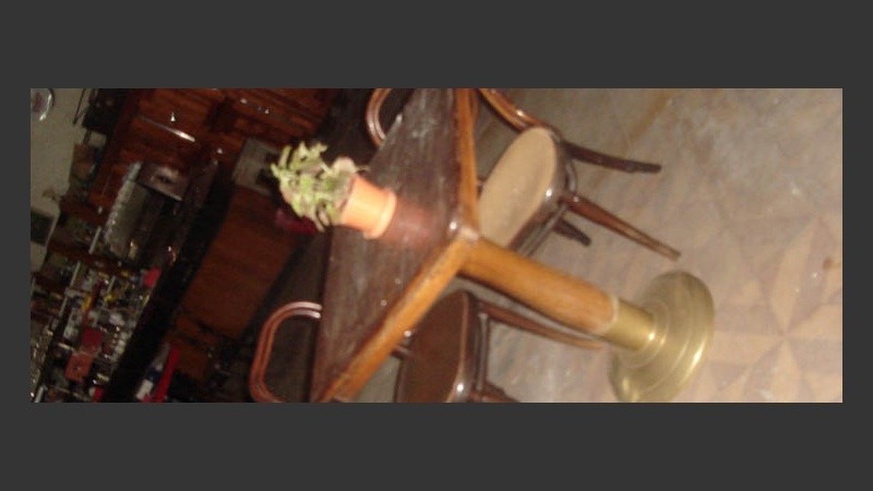 Con cerca de cien años, una mesa de pie de bronce conserva la historia de otro bar: El Imperio.