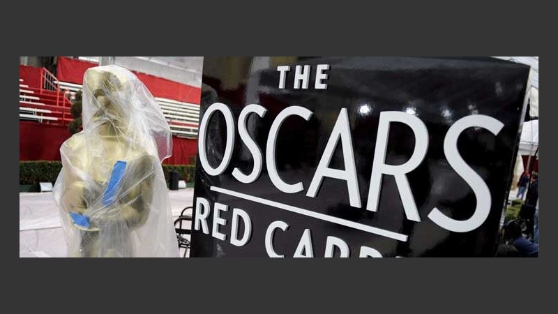 Una figura de los Óscar ha sido cubierta con plástico en la entrada del teatro Kodak de Hollywood.