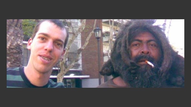 A cambio de unos cigarrillos, Chiche posa sin problemas con quienes se le acerquen.