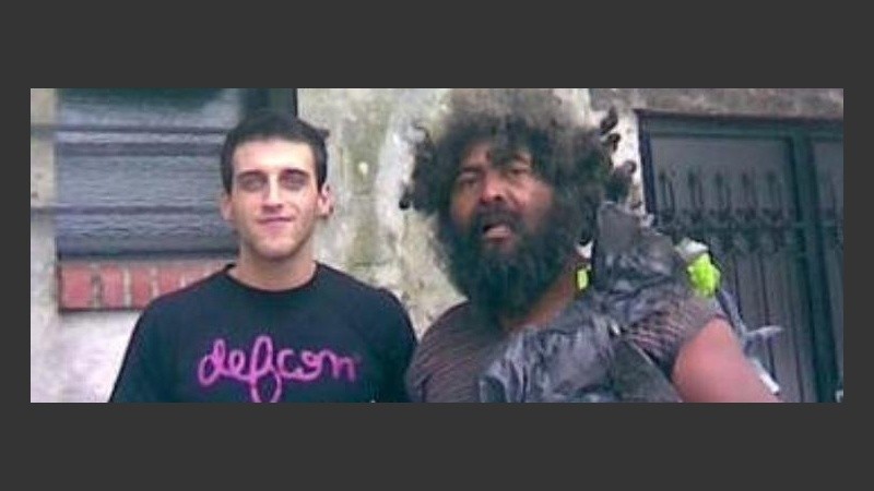 A cambio de unos cigarrillos, Chiche posa sin problemas con quienes se le acerquen.