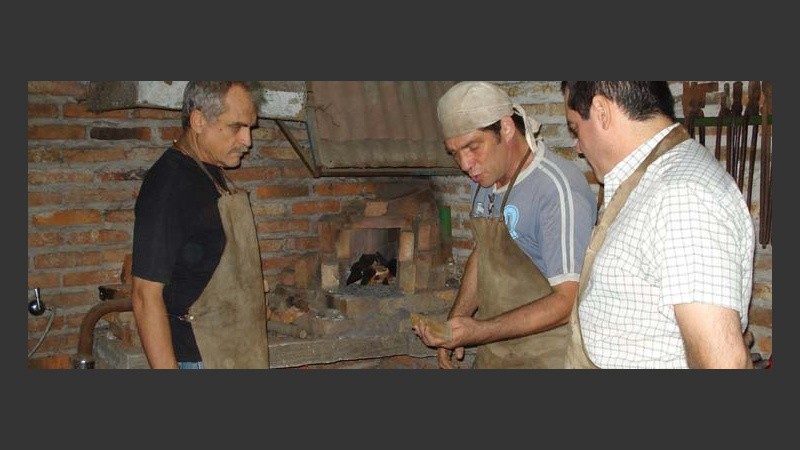 Los forjadorse alrededor del yunqe.