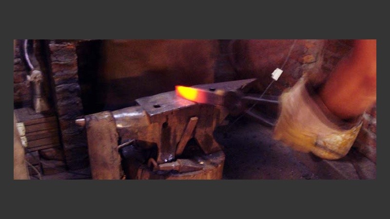 El fierro caliente es sacudido a masasos.