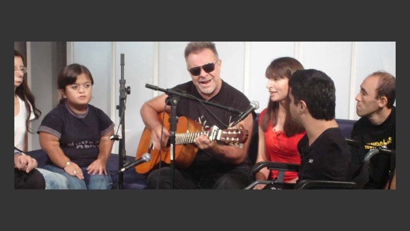 Orselli se sumó por un momento a la nota, para recibir un obsequio de Panchito