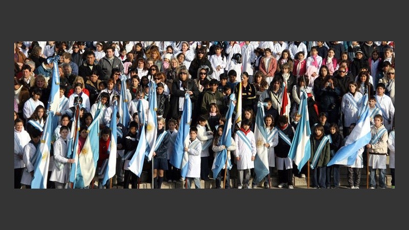 Miles de alumnos de cuarto grado juraron fidelidad a la bandera.