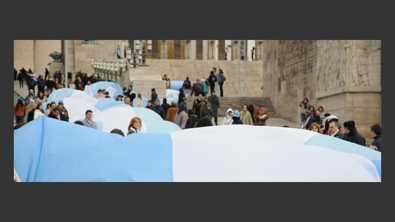 La bandera más larga del mundo se despliega todos los años.