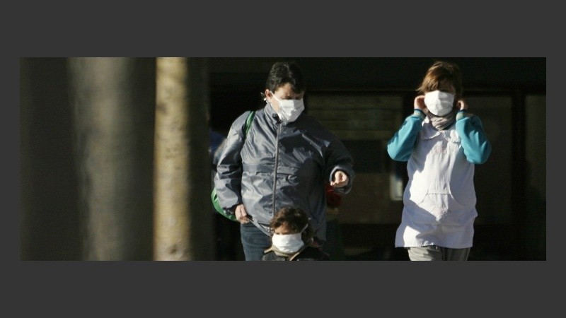 Una postal de la gripe A: barbijos en la calle.
