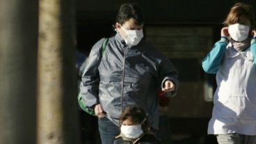 Una postal de la gripe A: barbijos en la calle.