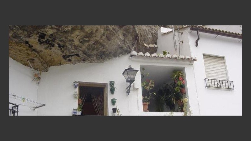 Una geografía rocosa hace las veces de techo. 