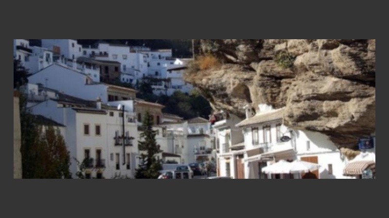 El pueblo se levantó en la falla rocosa. 