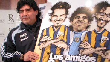 "Los amigos canayas de Diego", dice el regalo para el ex jugador de Newell´s.