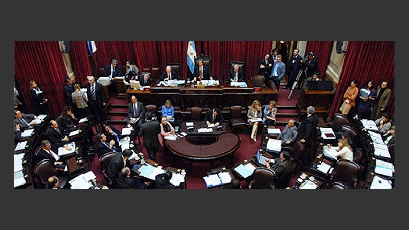 Los legisladores en una extensa sesión en la cámara alta.