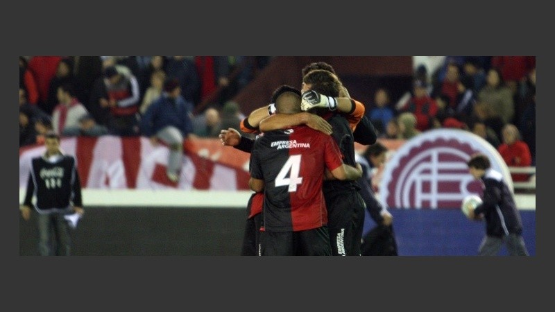 Venga ese abrazo. El festejo del gol rojinegro.