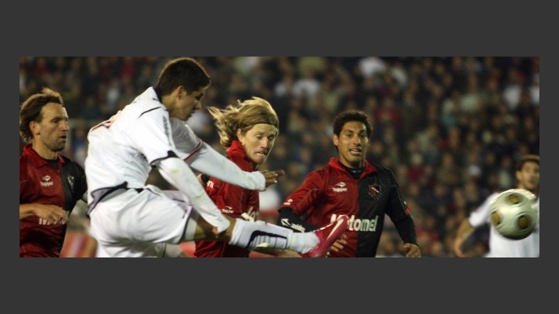 A pura marca. Rodríguez rodeado por tres rojinegros. Una muestra de lo que fue el partido.