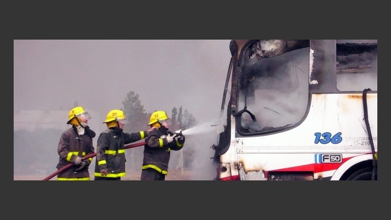 El incendio del colectivo en plena ruta asustó a los pasajeros.