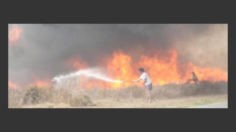 Imágenes del incendio que arrasó ayer con miles de hectareas en General López. 