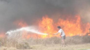 Imágenes del incendio que arrasó ayer con miles de hectareas en General López.